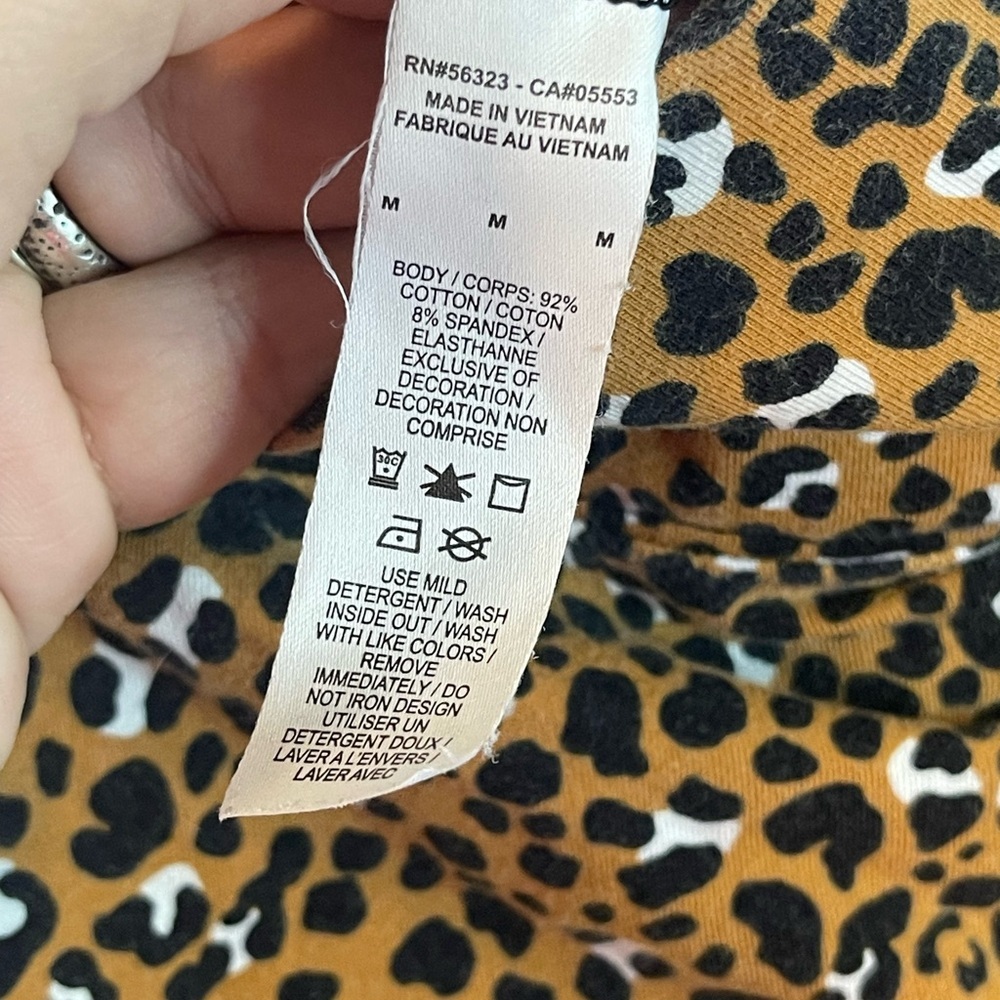 Nike Women’s Cheetah Animal Print  Comfort Soft Leggings size Medium - Picture 10 of 10